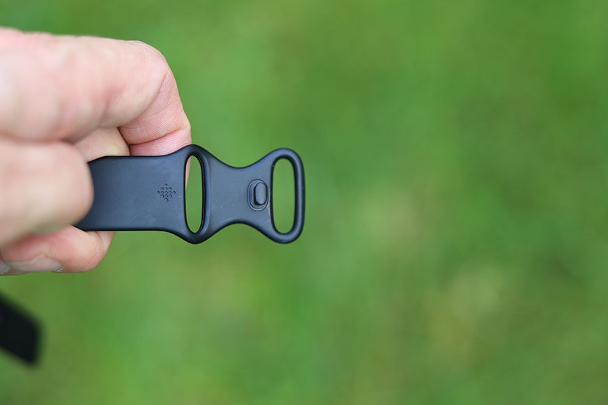 Man sieht das Armband der Fitbit Versa 4. 